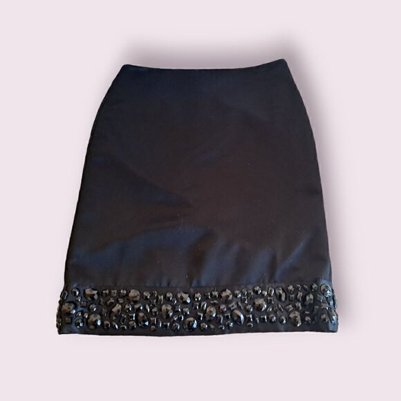 White House Black Market Dresses & Skirts - 🖤Sexy Elegant WHBM Satin pencil skirt jeweled bottom🖤